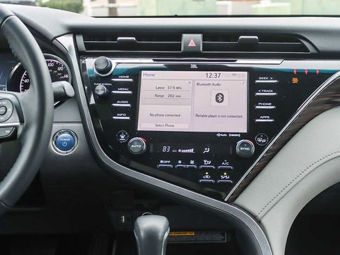 Used 2018 Toyota Camry XLE image 12