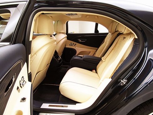 Used 2022 Bentley Flying Spur V8 AWD/4WD image 32
