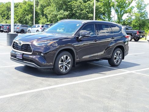 Used 2022 Toyota Highlander XLE AWD/4WD image 3