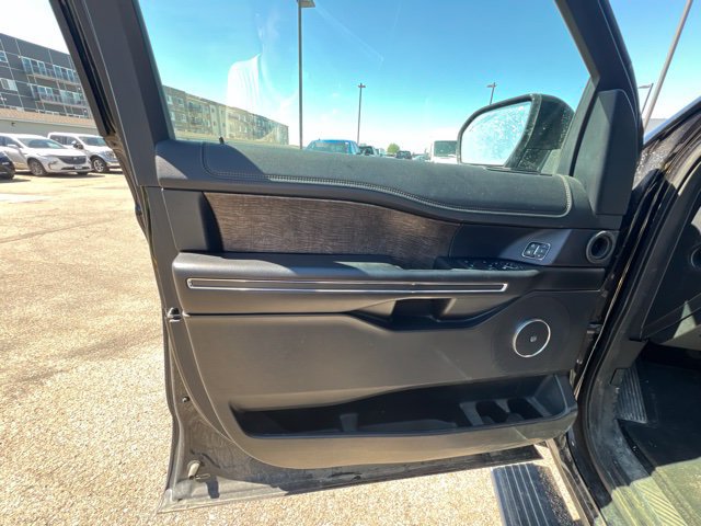 Used 2019 Ford Expedition Limited w/ Equipment Group 301A AWD/4WD image 9