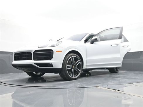 Used 2023 Porsche Cayenne S Platinum image 31