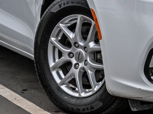 Used 2023 Chrysler Pacifica Touring-L image 3