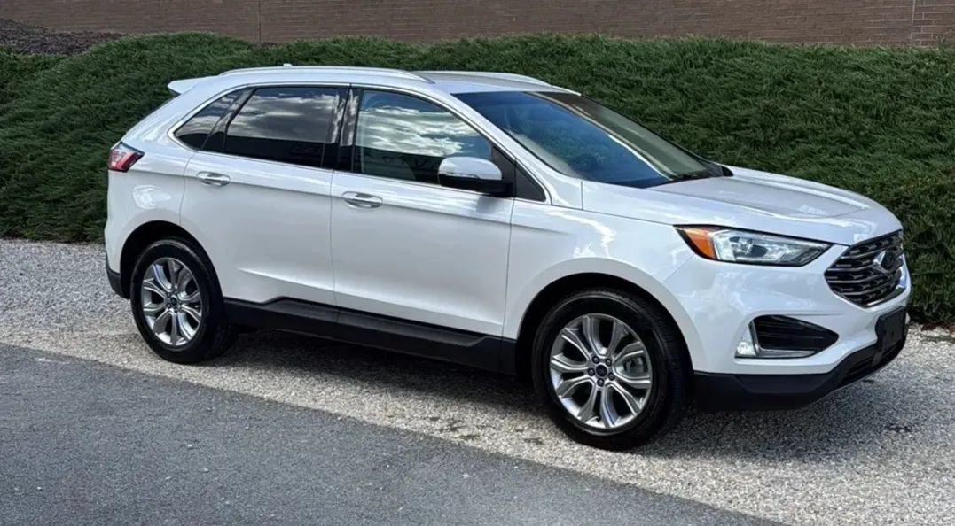 Used 2019 Ford Edge Titanium w/ Cold Weather Package AWD/4WD image 2