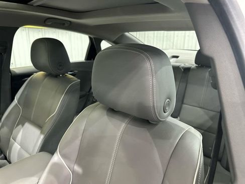 Used 2018 Chevrolet Impala Premier w/ Premier Confidence Package FWD image 12