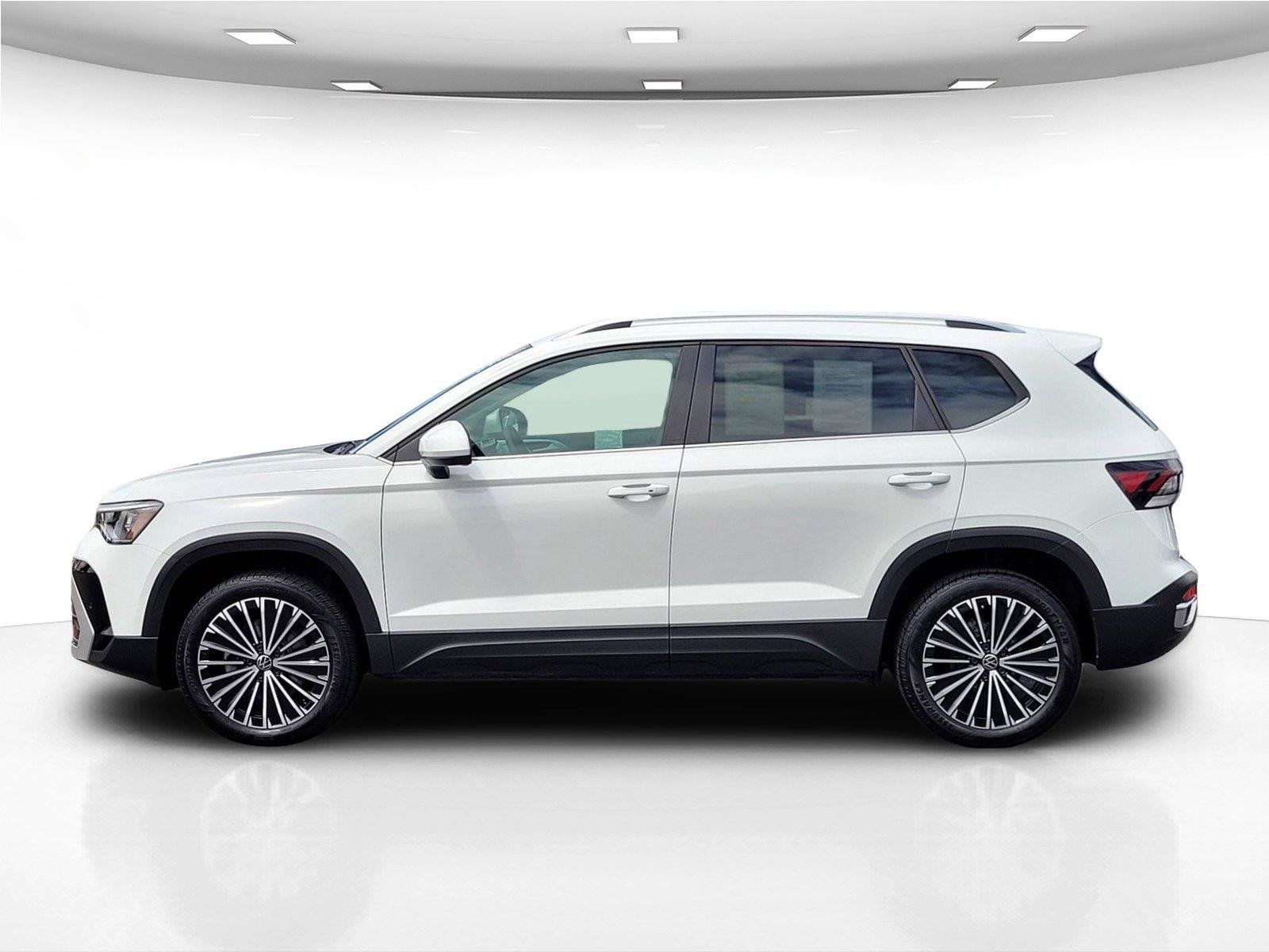 Certified 2025 Volkswagen Taos SE FWD image 9