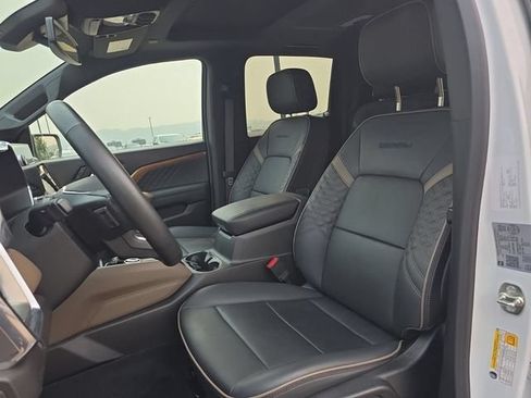 Used 2024 GMC Canyon Denali AWD/4WD image 9
