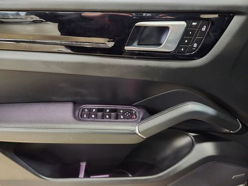 Used 2022 Porsche Cayenne image 42