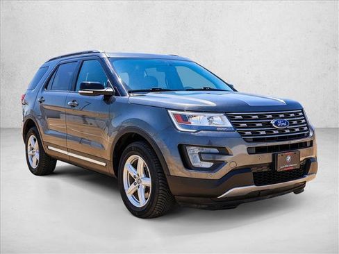 Used 2017 Ford Explorer XLT w/ Equipment Group 201A AWD/4WD image 3