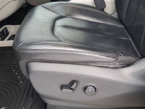 Used 2018 Chrysler Pacifica Touring-L image 12