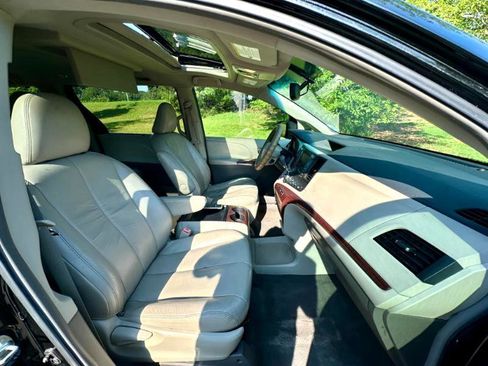 Used 2011 Toyota Sienna Limited image 8