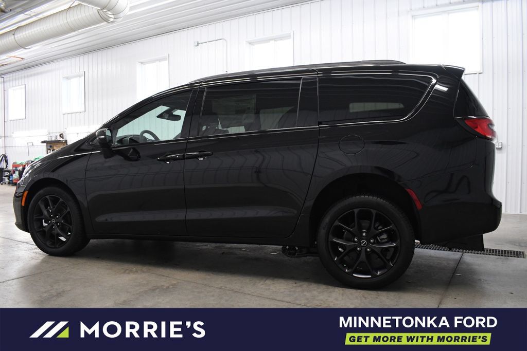 Used 2026 Chrysler Pacifica Select w/ S Appearance Package FWD image 5