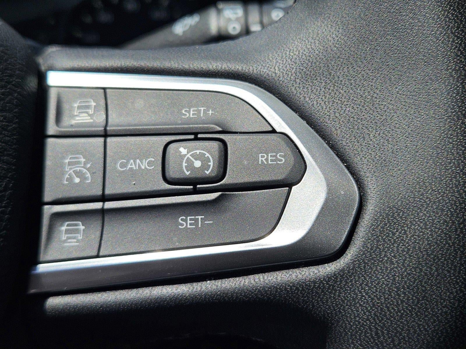 Used 2025 Jeep Compass Limited AWD/4WD image 25