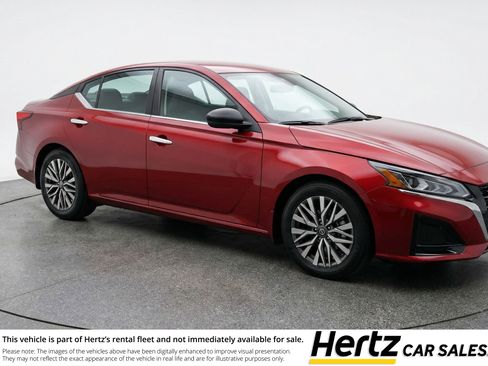 Used 2025 Nissan Altima 2.5 SV image 1