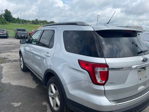 Used 2018 Ford Explorer XLT w/ Equipment Group 201A FWD image 5
