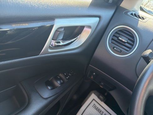 Used 2019 Nissan Pathfinder SV image 23