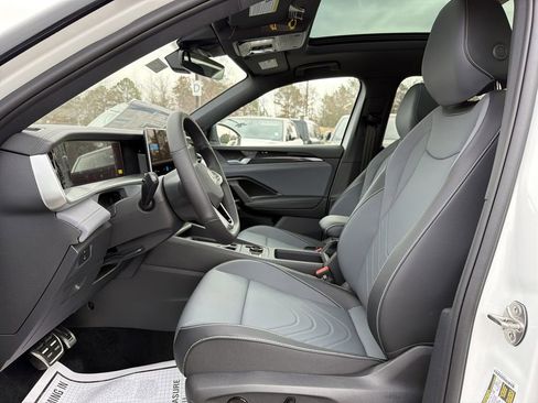 New 2026 Volkswagen Tiguan SE R-Line image 11