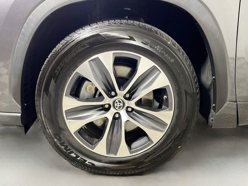 Used 2024 Toyota Highlander XLE FWD image 14