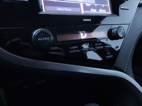 Used 2020 Toyota Camry SE image 18