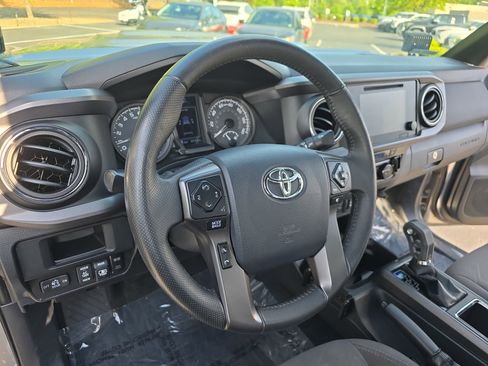 Used 2017 Toyota Tacoma TRD Sport w/ Premium & Technology Package AWD/4WD image 14