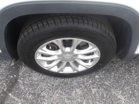Used 2019 Jeep Cherokee Latitude w/ Cold Weather Group FWD image 4