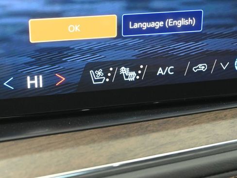 Used 2025 Chevrolet Suburban High Country AWD/4WD image 29