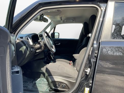 Used 2019 Jeep Renegade Latitude w/ Cold Weather Group image 9