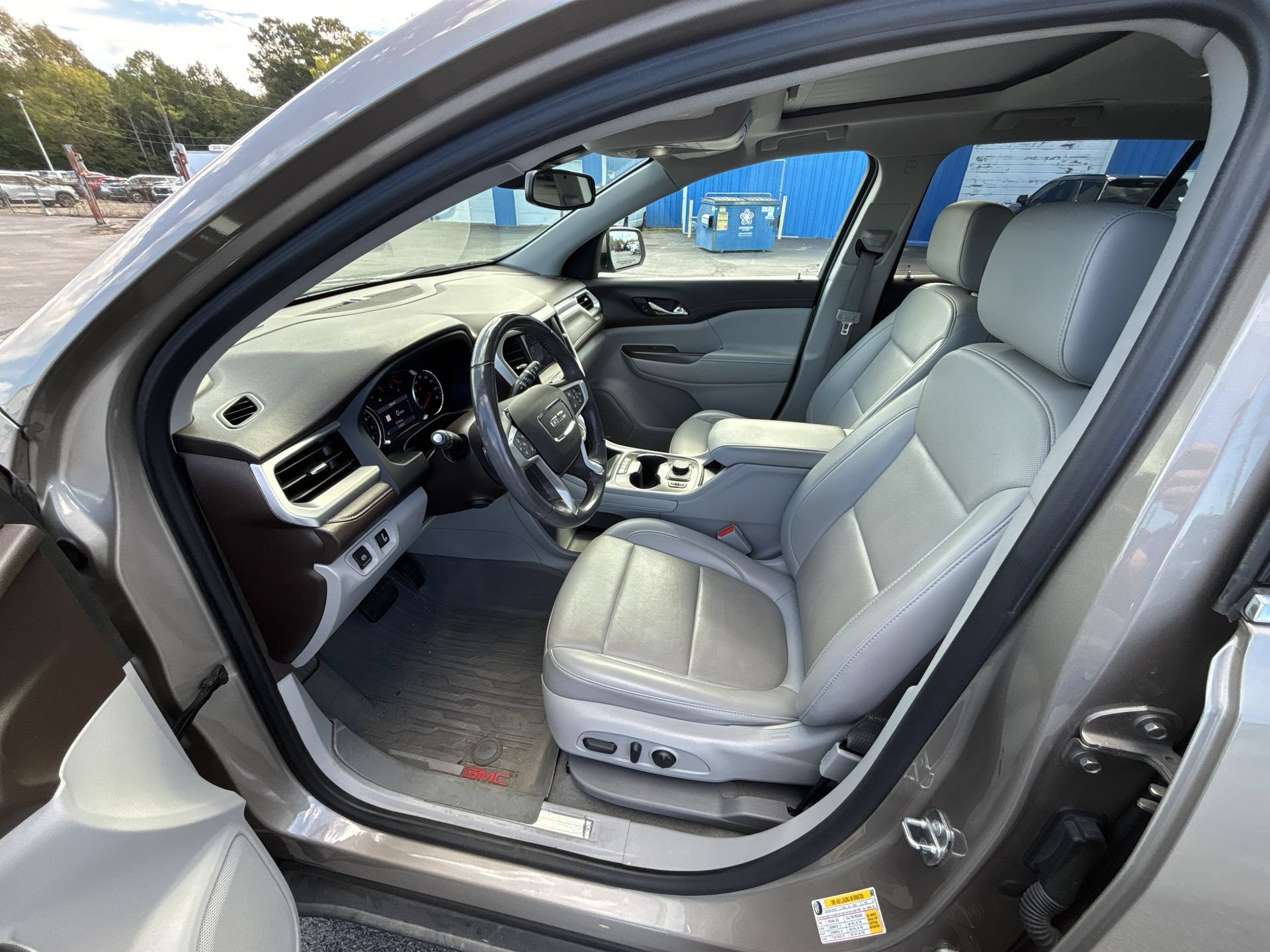 Certified 2022 GMC Acadia SLT w/ Preferred Package FWD image 8