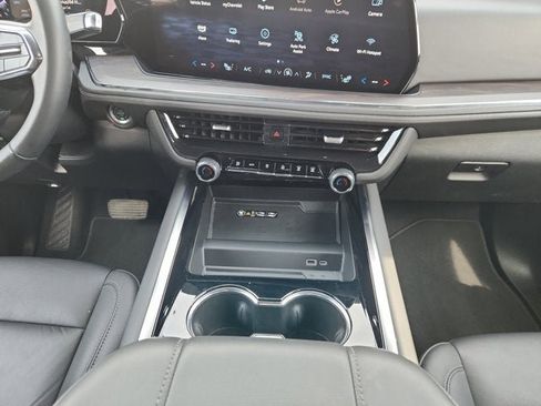 Used 2025 Chevrolet Suburban Z71 image 11