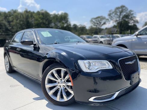 Used 2017 Chrysler 300 Limited RWD image 1