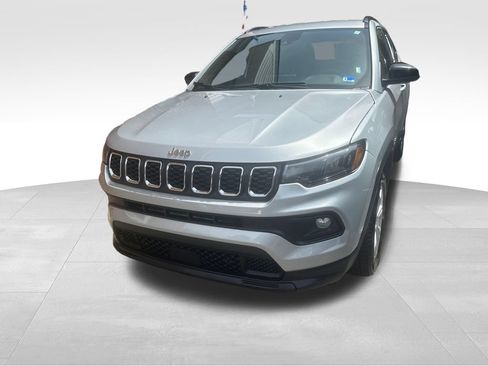 Used 2024 Jeep Compass Latitude AWD/4WD image 3