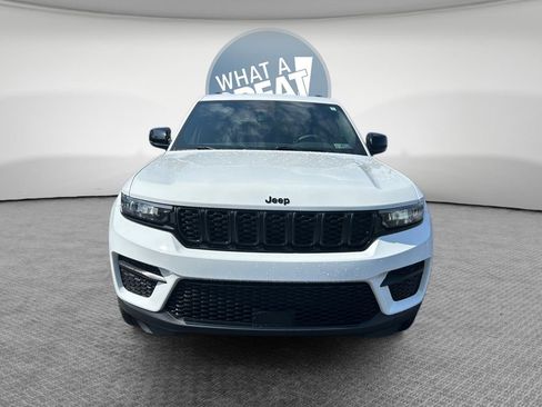 Used 2023 Jeep Grand Cherokee Altitude image 9