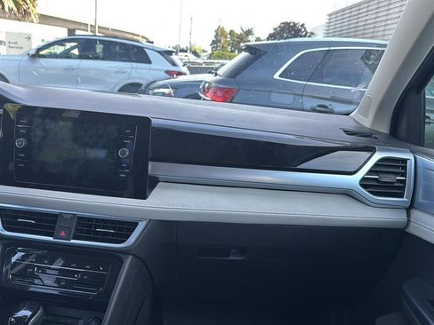 Used 2025 Volkswagen Taos SE w/ Panoramic Sunroof Package image 11