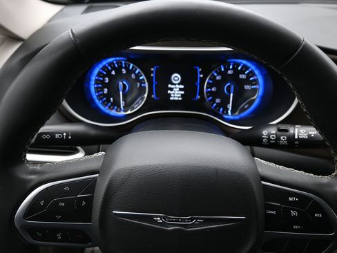 Used 2022 Chrysler Voyager LX FWD image 18