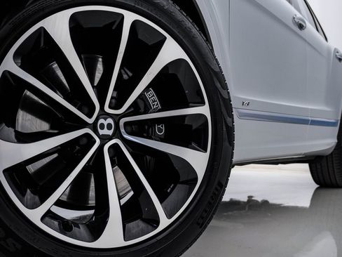 Used 2022 Bentley Bentayga AWD/4WD image 5