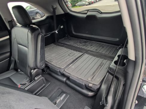 Used 2019 Toyota Highlander XLE AWD/4WD image 16