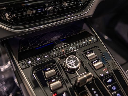 Used 2025 Aston Martin DBX 707 image 29