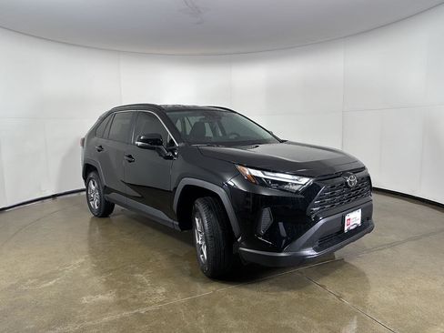 Used 2025 Toyota RAV4 XLE image 17