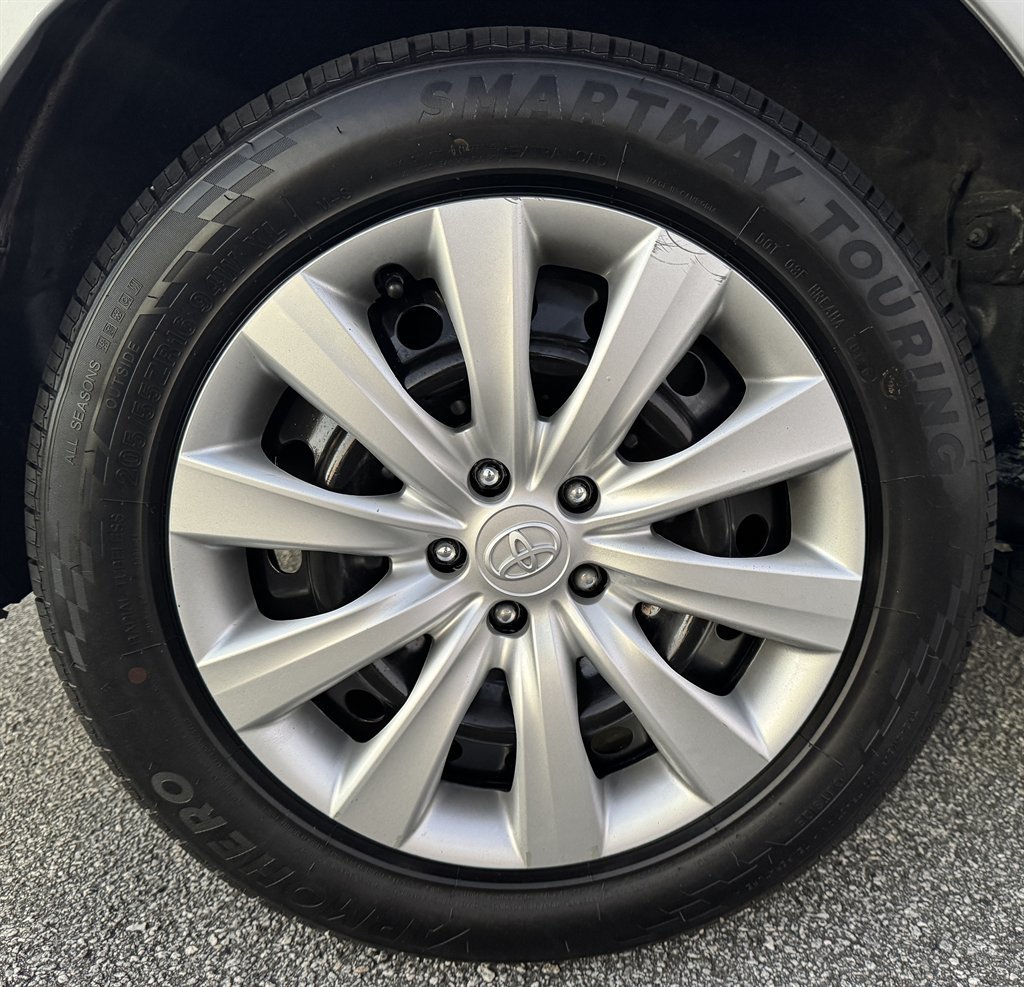 Used 2012 Toyota Corolla LE FWD image 48