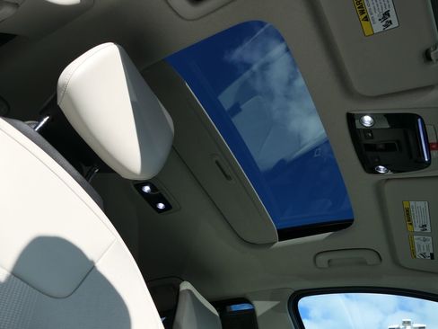 Used 2025 Kia Niro EX Touring image 26