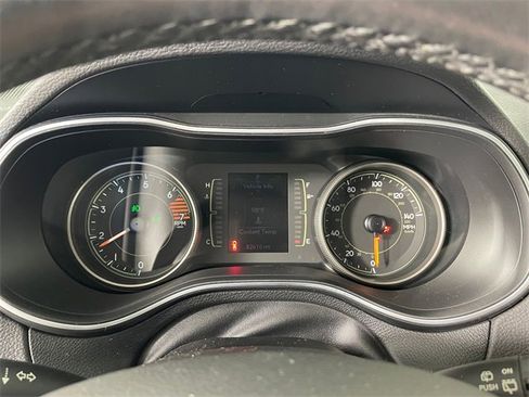 Used 2019 Jeep Cherokee Latitude Plus w/ Comfort/Convenience Group image 5