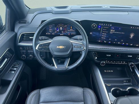 Used 2025 Chevrolet Suburban LT AWD/4WD image 10
