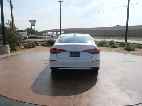 Used 2024 Honda Civic Touring image 3