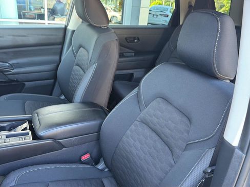 Used 2025 Nissan Pathfinder SV FWD image 30