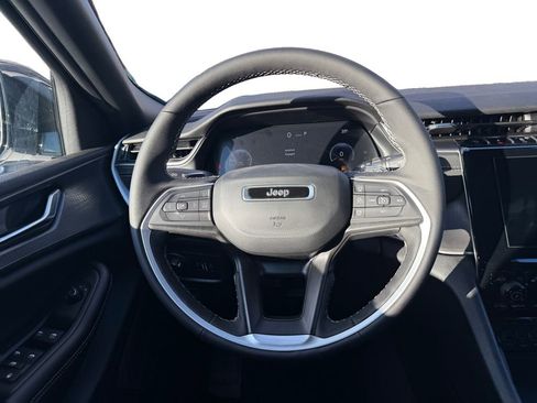 New 2025 Jeep Grand Cherokee Altitude image 12