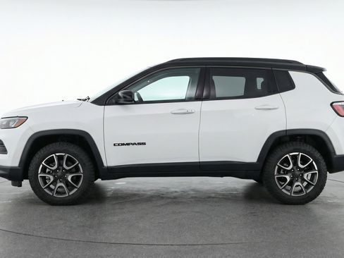 Used 2025 Jeep Compass Trailhawk AWD/4WD image 5