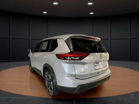 Used 2024 Nissan Rogue SV image 3