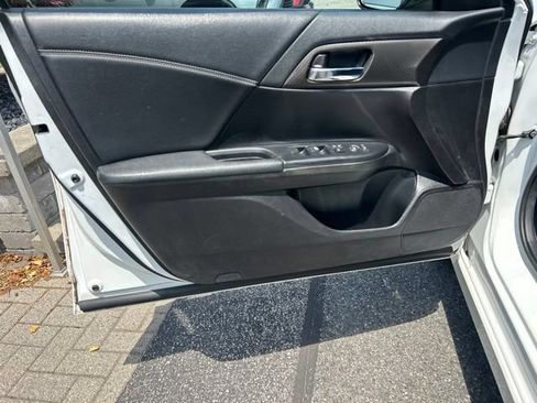 Used 2017 Honda Accord Sport image 10