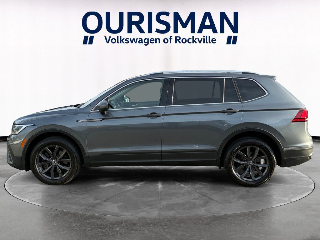 Used 2023 Volkswagen Tiguan SE w/ Panoramic Sunroof Package AWD/4WD image 3