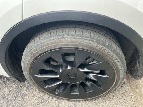 Used 2021 Tesla Model Y Long Range image 9