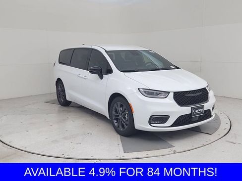 New 2026 Chrysler Pacifica Select image 3